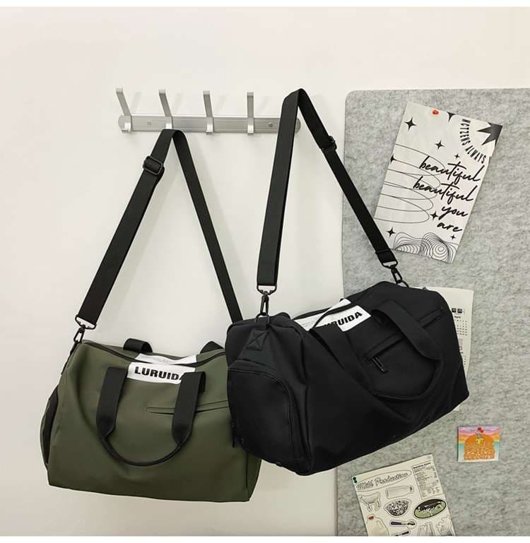 シンプル機能的スポーツボストンバッグ 20L