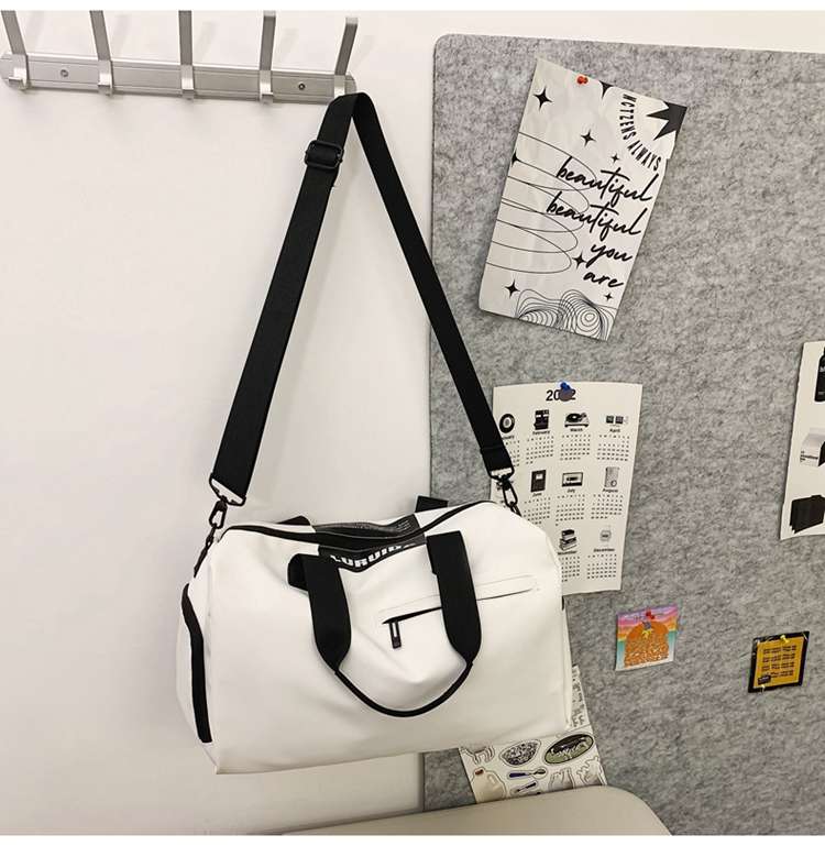 シンプル機能的スポーツボストンバッグ 20L
