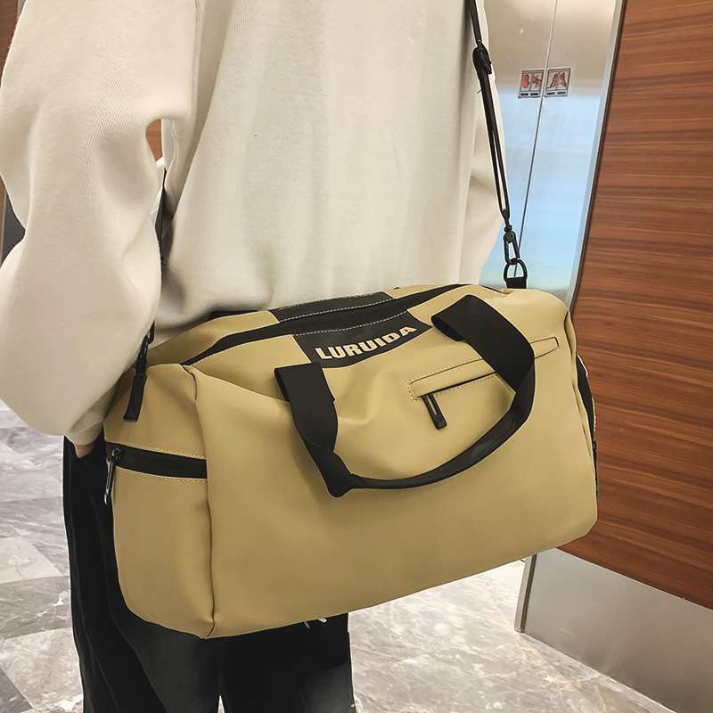 シンプル機能的スポーツボストンバッグ 20L