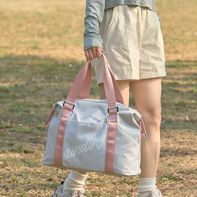 旅行に便利な多機能ボストンバッグ