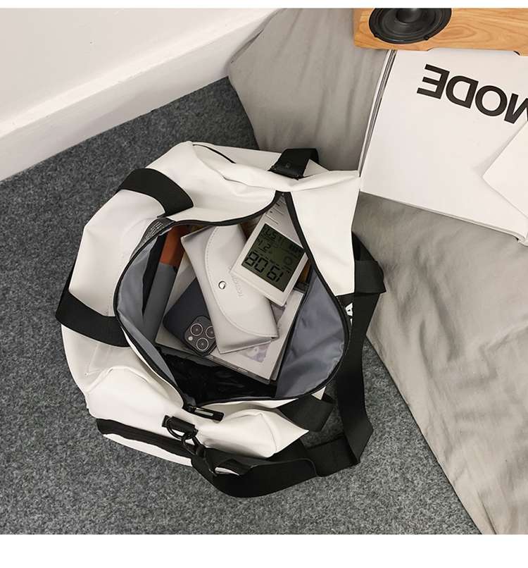 シンプル機能的スポーツボストンバッグ 20L