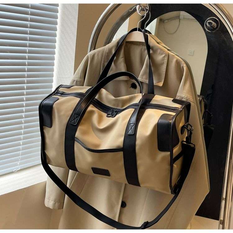 洗練デザインの大容量ボストンバッグ 20L