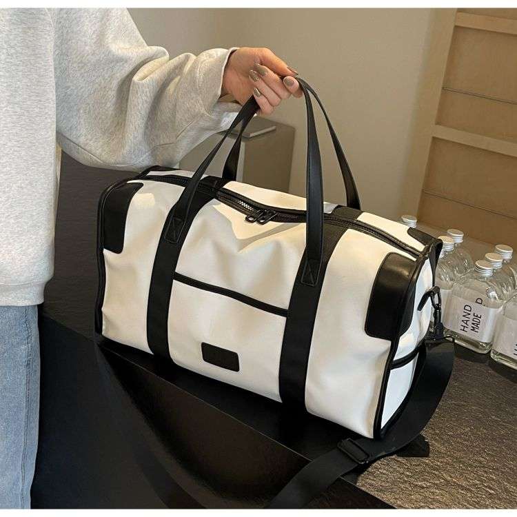 洗練デザインの大容量ボストンバッグ 20L