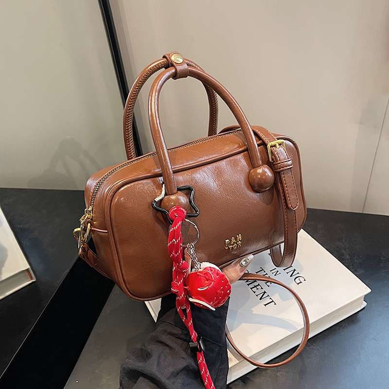 上品な革製ミニボストンバッグ