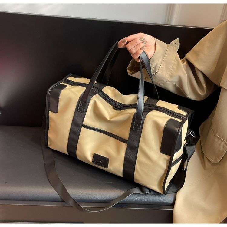 洗練デザインの大容量ボストンバッグ 20L