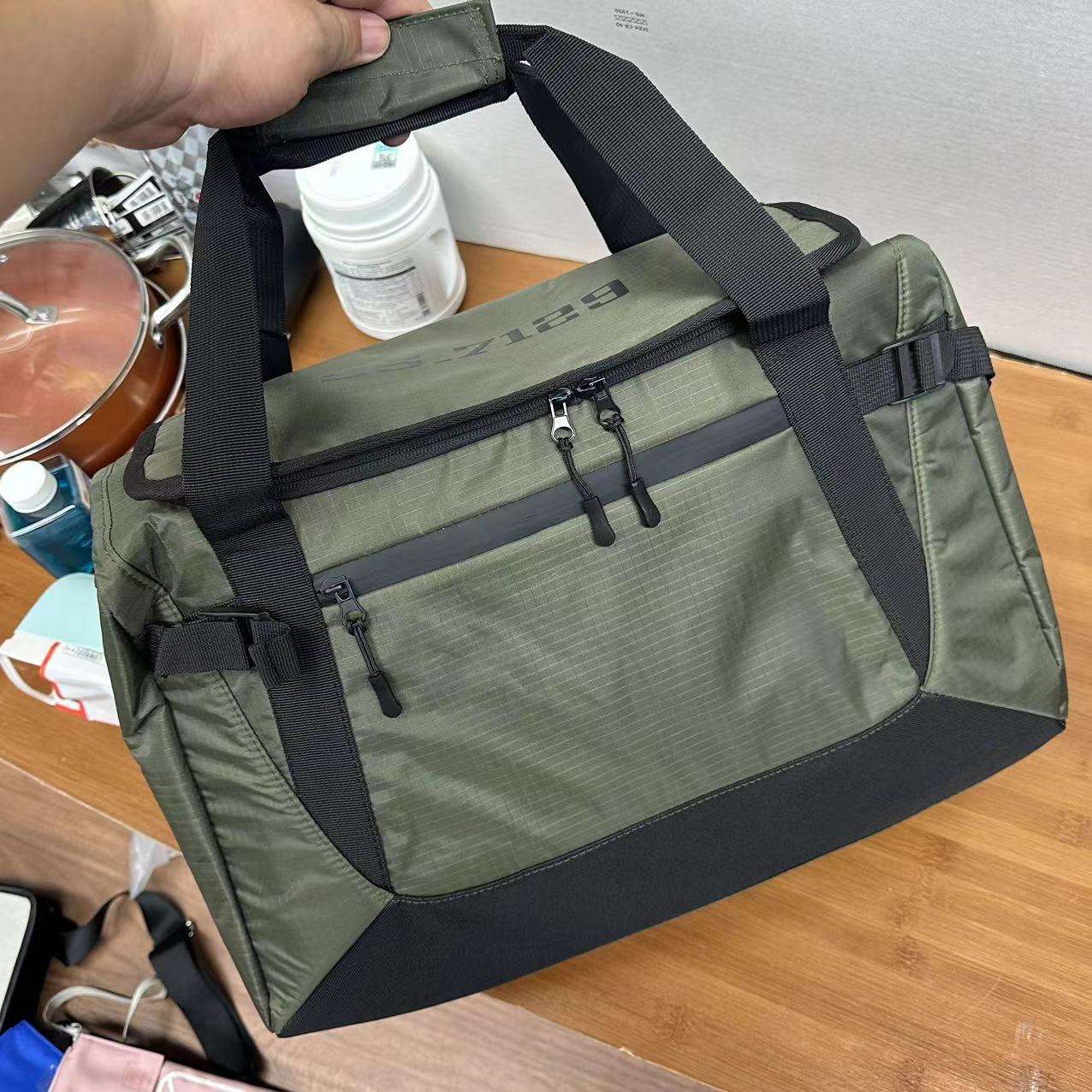 耐久性抜群の多機能アウトドアボストンバッグ