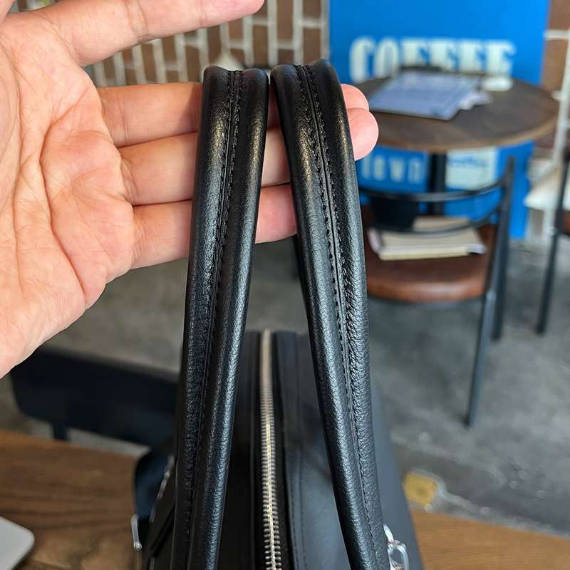 上質レザーのスタイリッシュボストンバッグ