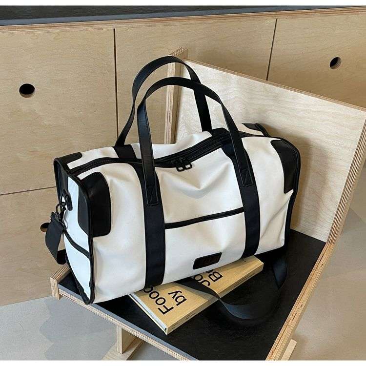 洗練デザインの大容量ボストンバッグ 20L