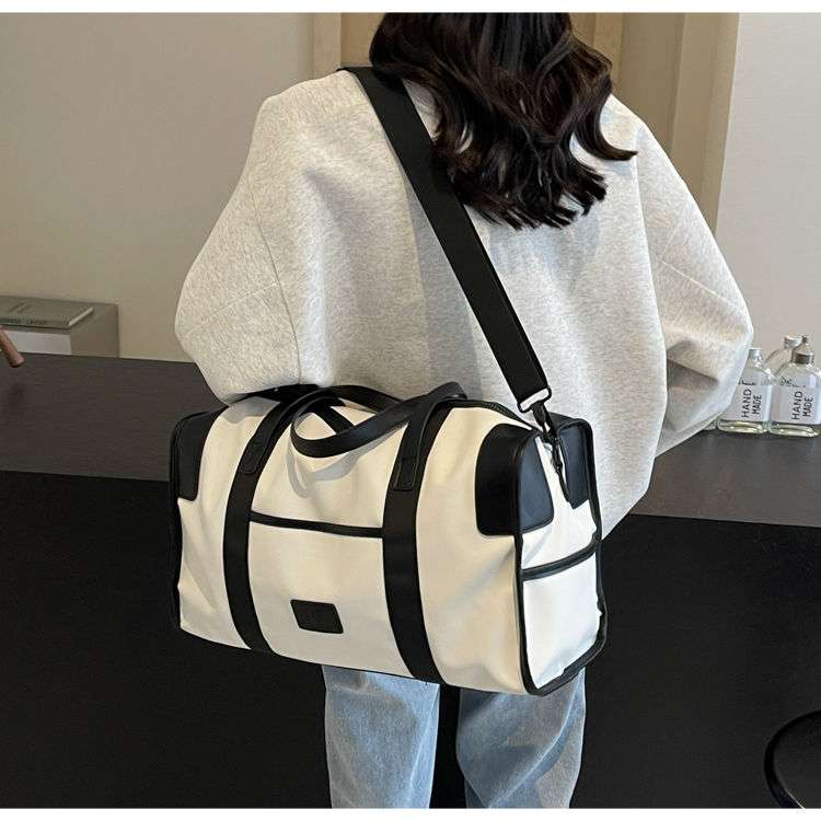 洗練デザインの大容量ボストンバッグ 20L
