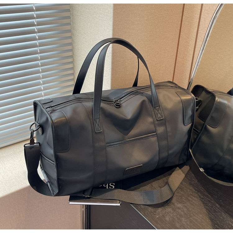洗練デザインの大容量ボストンバッグ 20L
