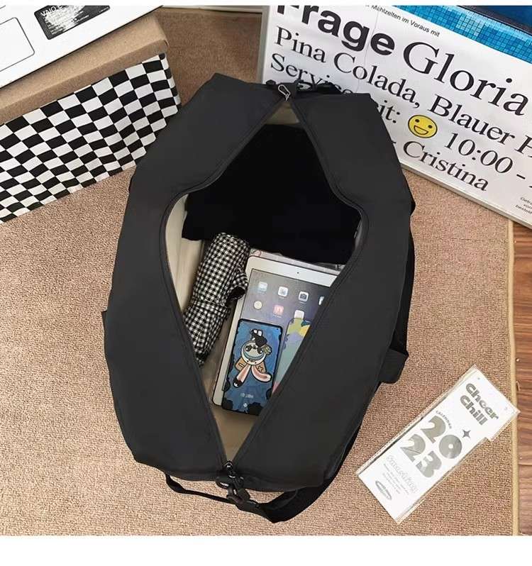 スポーティーなジオメトリックボストンバッグ