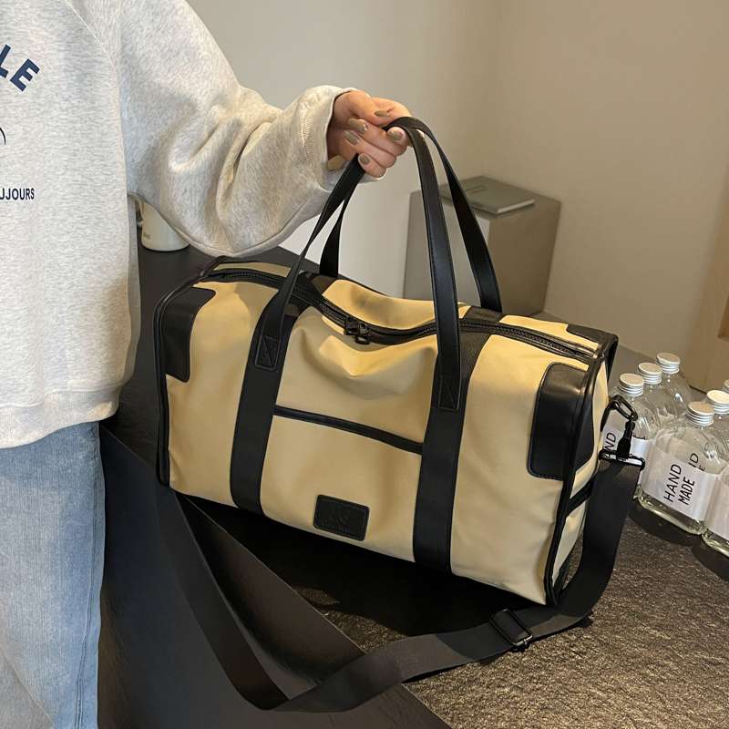 洗練デザインの大容量ボストンバッグ 20L