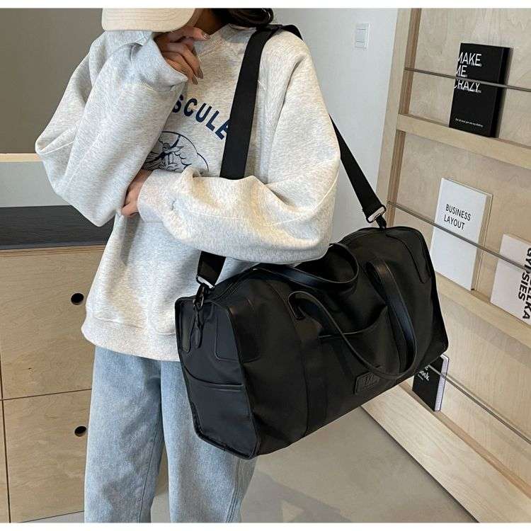 洗練デザインの大容量ボストンバッグ 20L