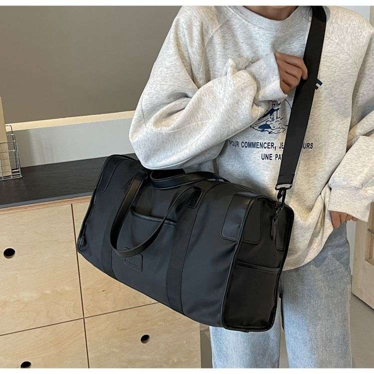 洗練デザインの大容量ボストンバッグ 20L