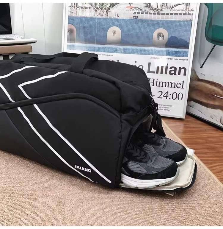 スポーティーなジオメトリックボストンバッグ