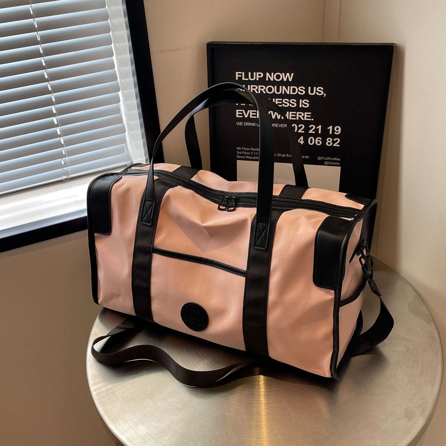 洗練デザインの大容量ボストンバッグ 20L