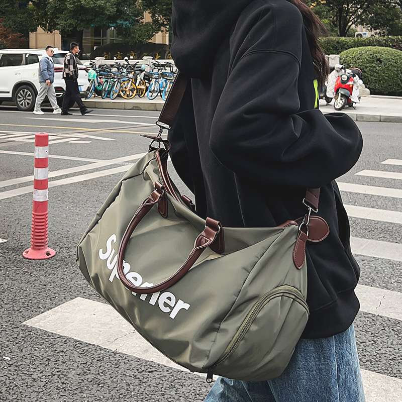ボストンバッグ 大容量スポーティ旅行バッグ